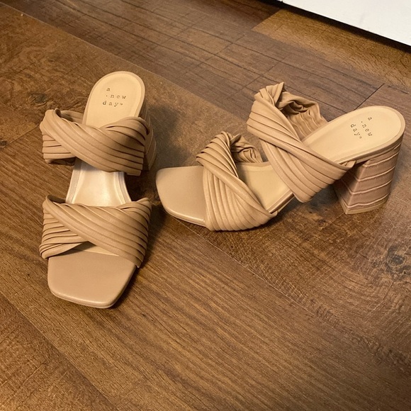 Tan block heel - Picture 1 of 5